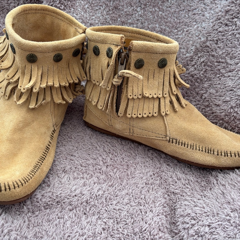 Minnetonka double fringe ankle boot size 9